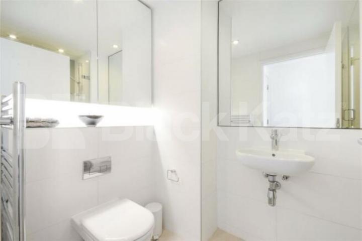 Located on the 17th floor of this iconic development with 24 hour concierge . Strata, Walworth Road , Elephant and Castle